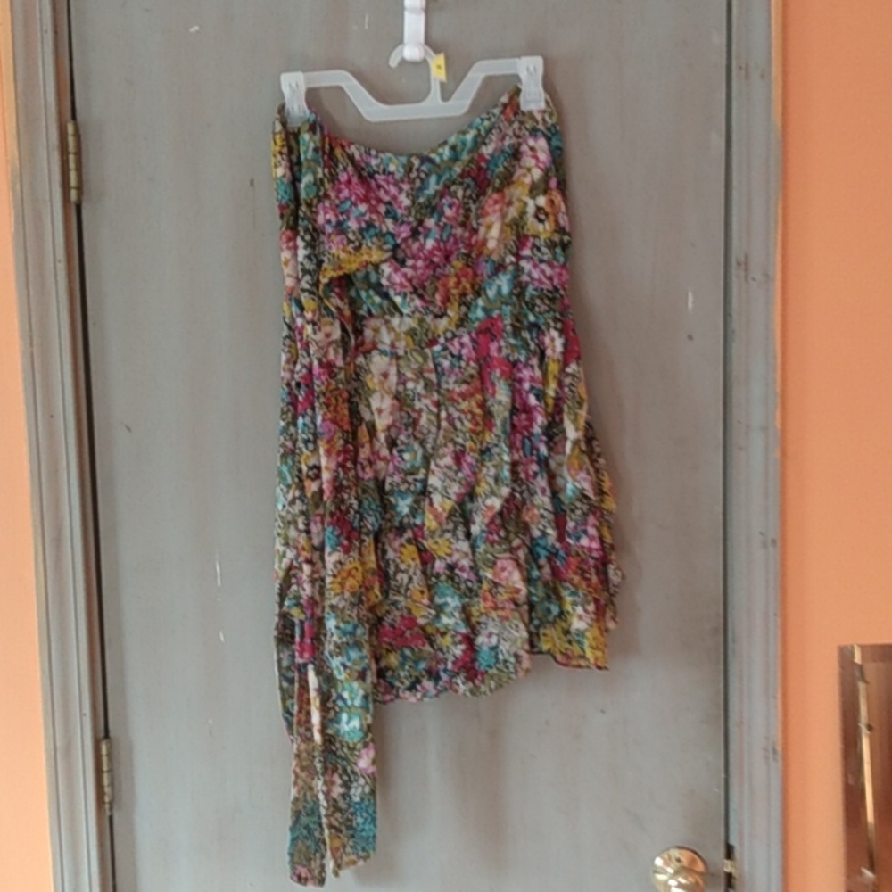 This dress is one shoulder, good for bustier girls, really lovely